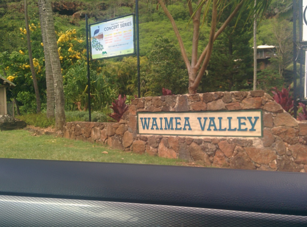 Sign leading to Waimea Falls